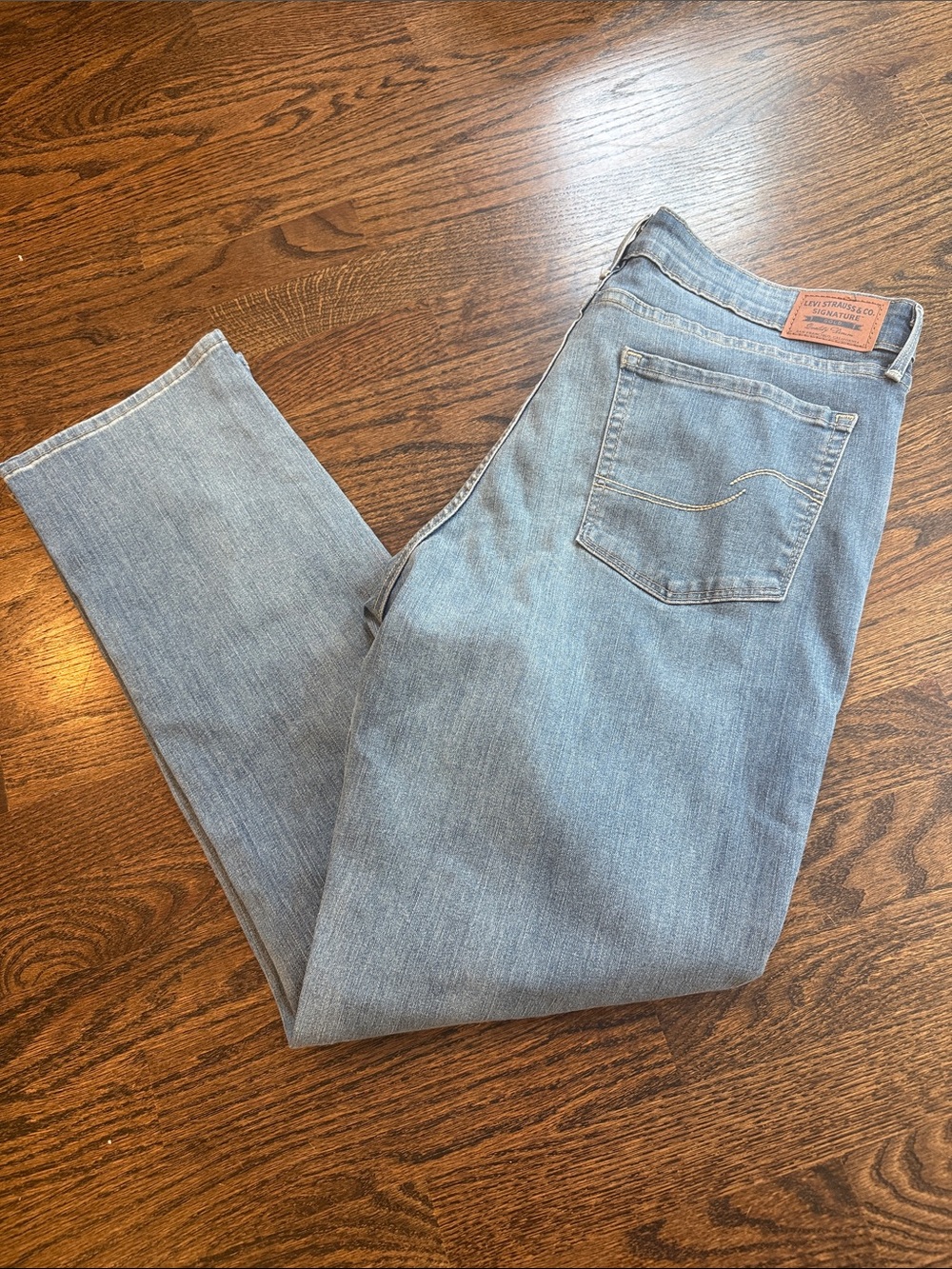 Woman’s Levi’s denim gold 33x30 Light Blue Denim Jeans NWOT